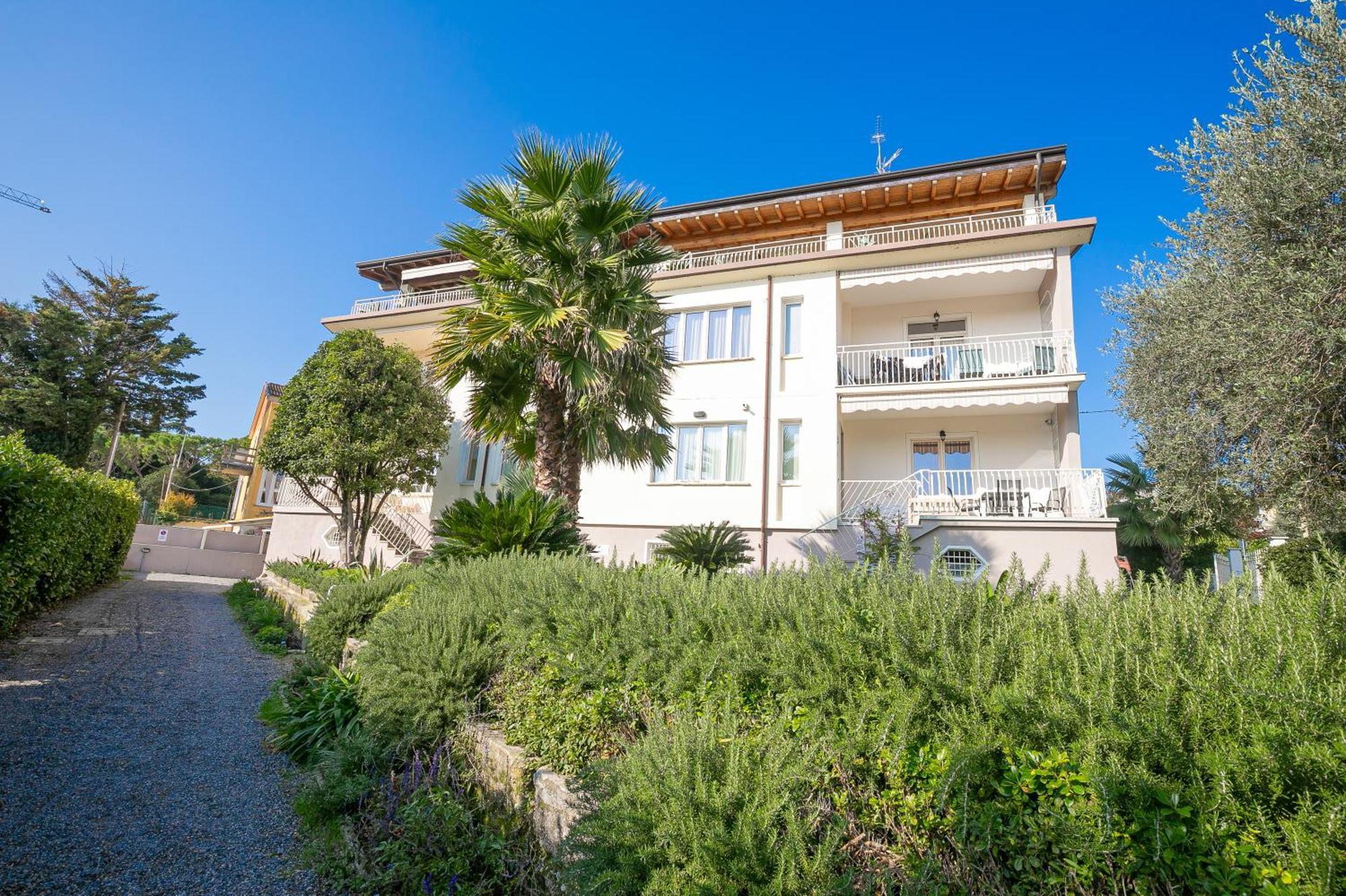 Apartment La Maison Fleurie Desenzano del Garda